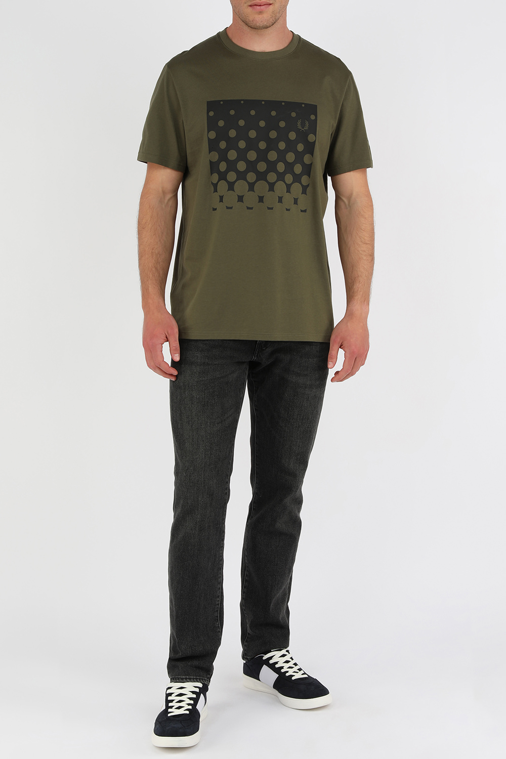 חולצה ירוקה עם הדפס גראפי